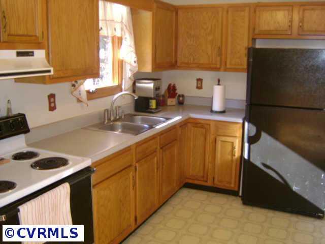 3775 Bell Road Goochland, VA 23063 - Photo 2 of 7 Other - Kitchen with Oak Cabinets