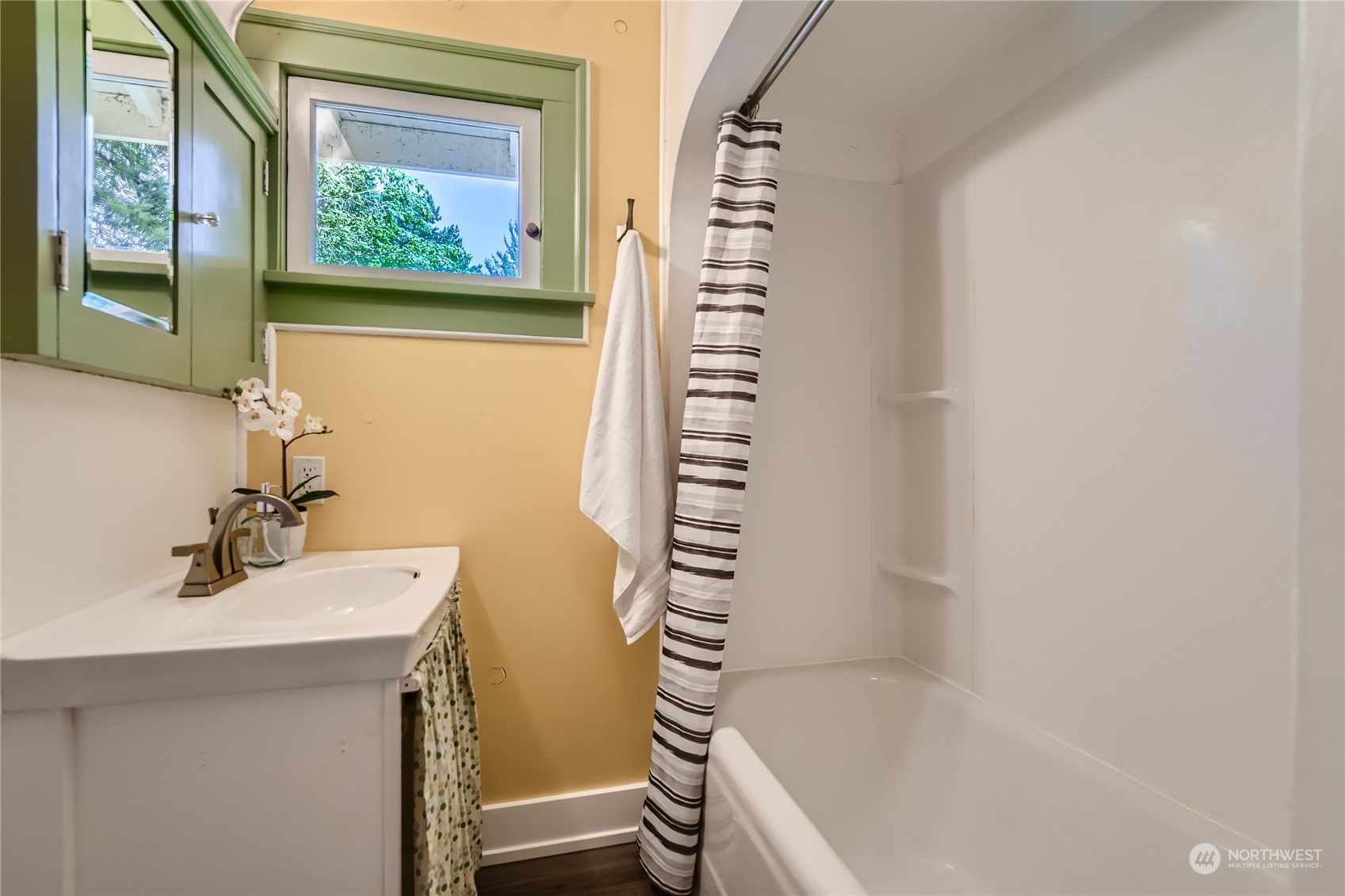 18045 120th Avenue Southeast Renton, WA 98058 - Photo 14 of 23 a bathroom with a bathtub and sink