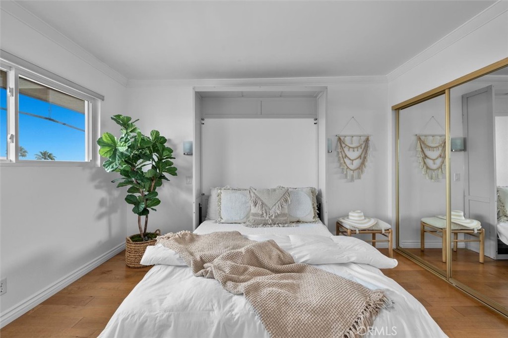 1200 Opal Street, Unit 7 Redondo Beach, CA 90277 - Photo 27 of 40 a bedroom with a large bed and a potted plant