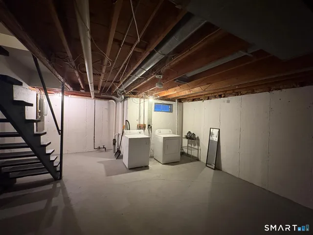 a view of livingroom with furniture