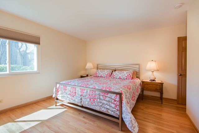 1165 Oxford Road Deerfield, IL 60015 - Photo 10 of 16 a bedroom with a bed and a lamp