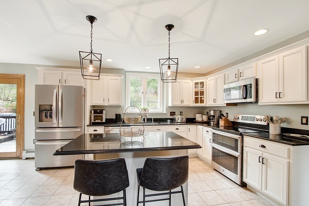 14 Stuart Road Sterling, MA 01564 - Photo 7 of 39 Gallery Image 7