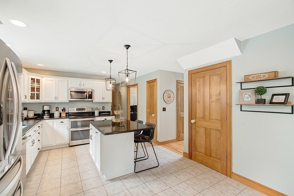 14 Stuart Road Sterling, MA 01564 - Photo 9 of 39 Gallery Image 9