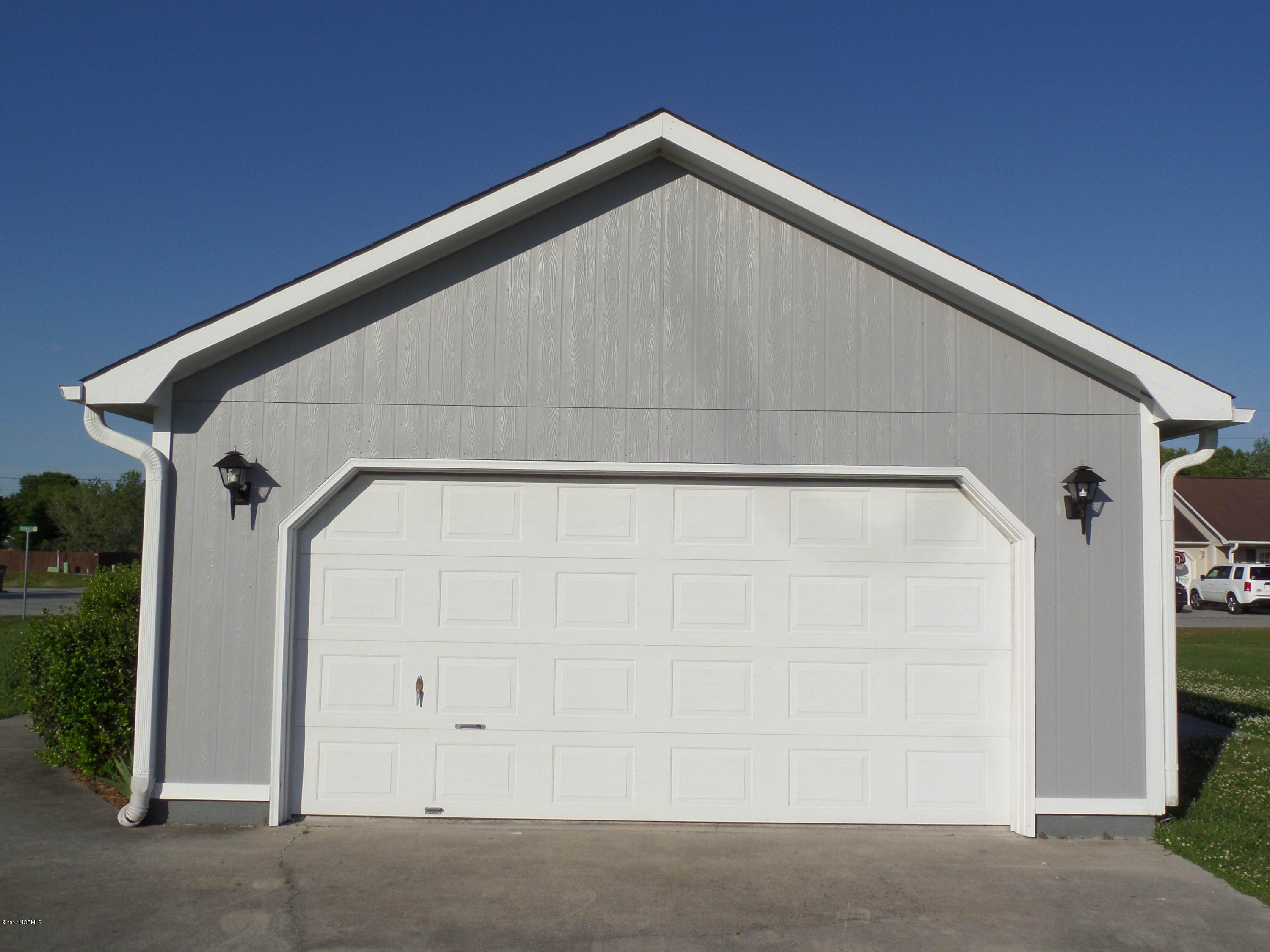 401 Sumrell Way Hubert, NC 28539 - Photo 23 of 26 Side Entry Garage, plenty of parking