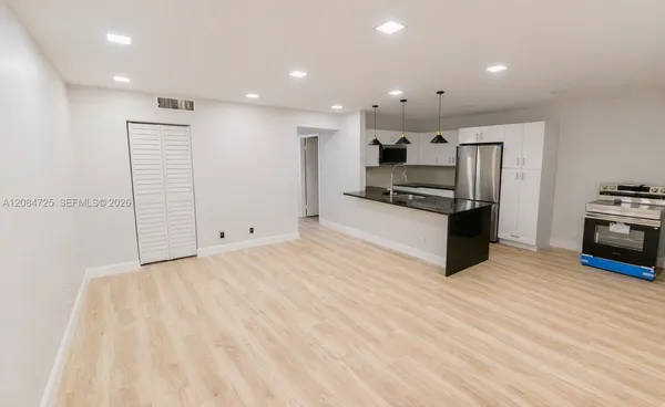 $2,100 | 2100 Springdale Boulevard, Unit 314, Palm Springs, FL 33461