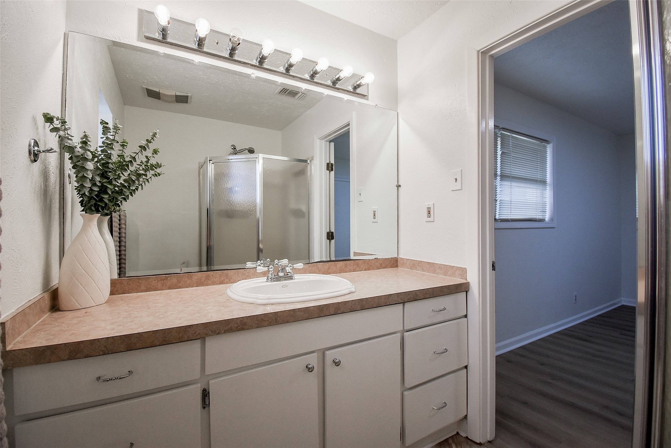 731 Dunwick Lane Pasadena, TX 77502 - Photo 27 of 46 Primary Bathroom