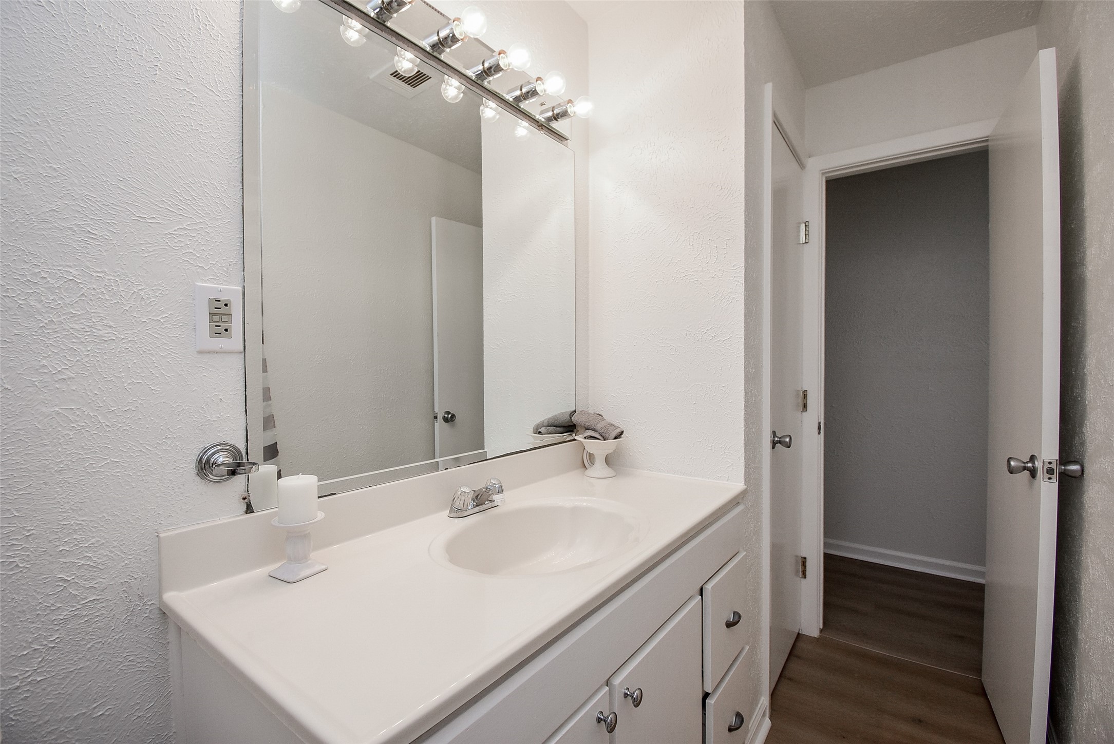 731 Dunwick Lane Pasadena, TX 77502 - Photo 34 of 46 Secondary Bathroom