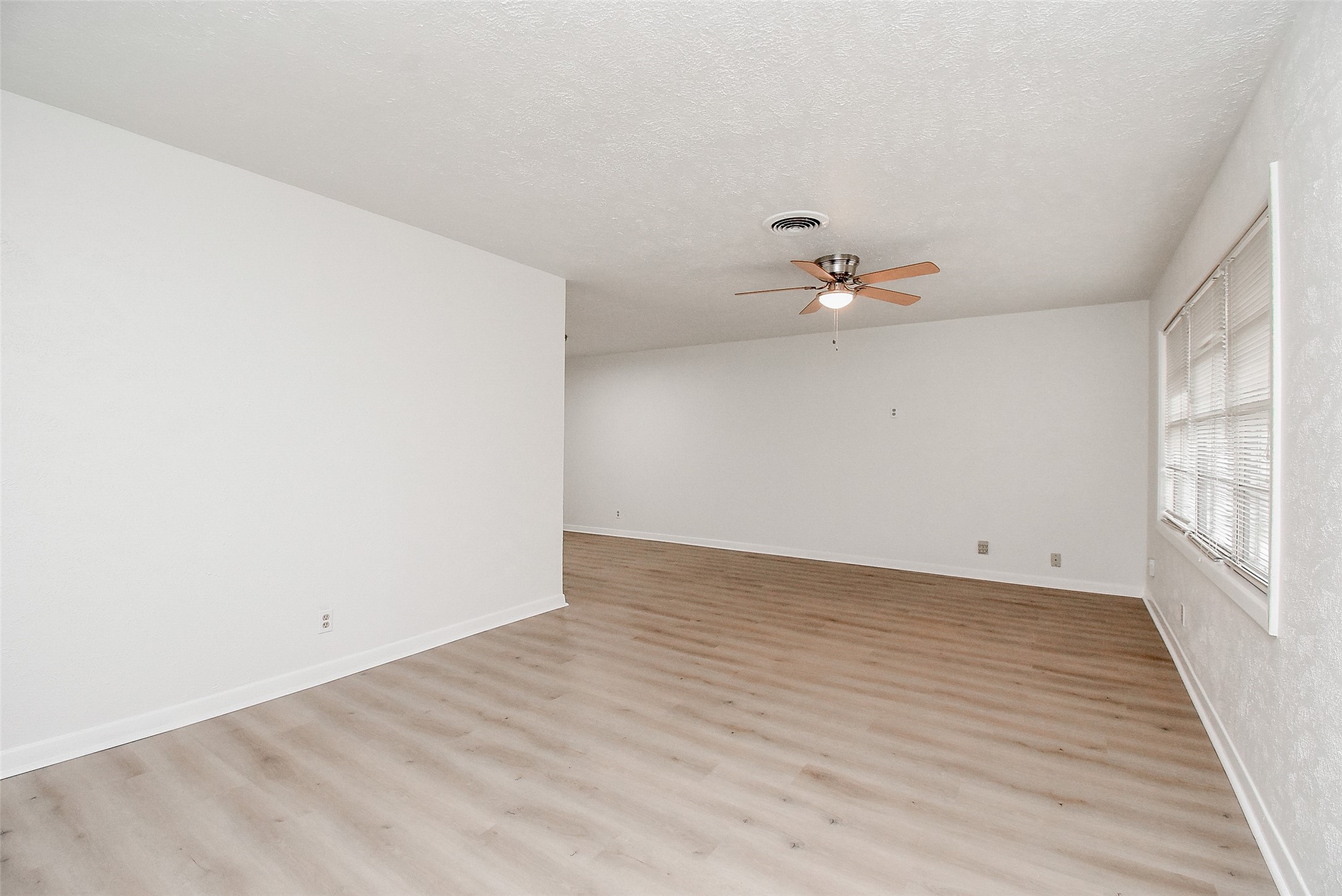 731 Dunwick Lane Pasadena, TX 77502 - Photo 7 of 46 Living Room