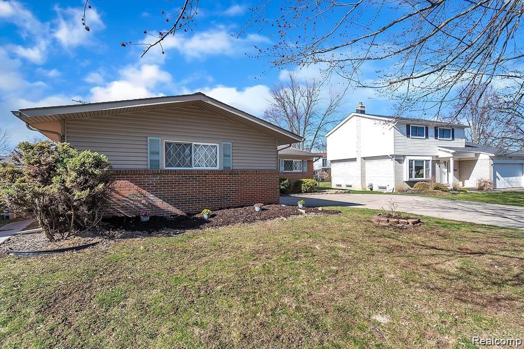 44136 Brandywyne Road Canton, MI 48187 - Photo 3 of 33 02-44136-Brandywyne-Rd-WindowStill-Real-Estate-Photography-2.jpg
