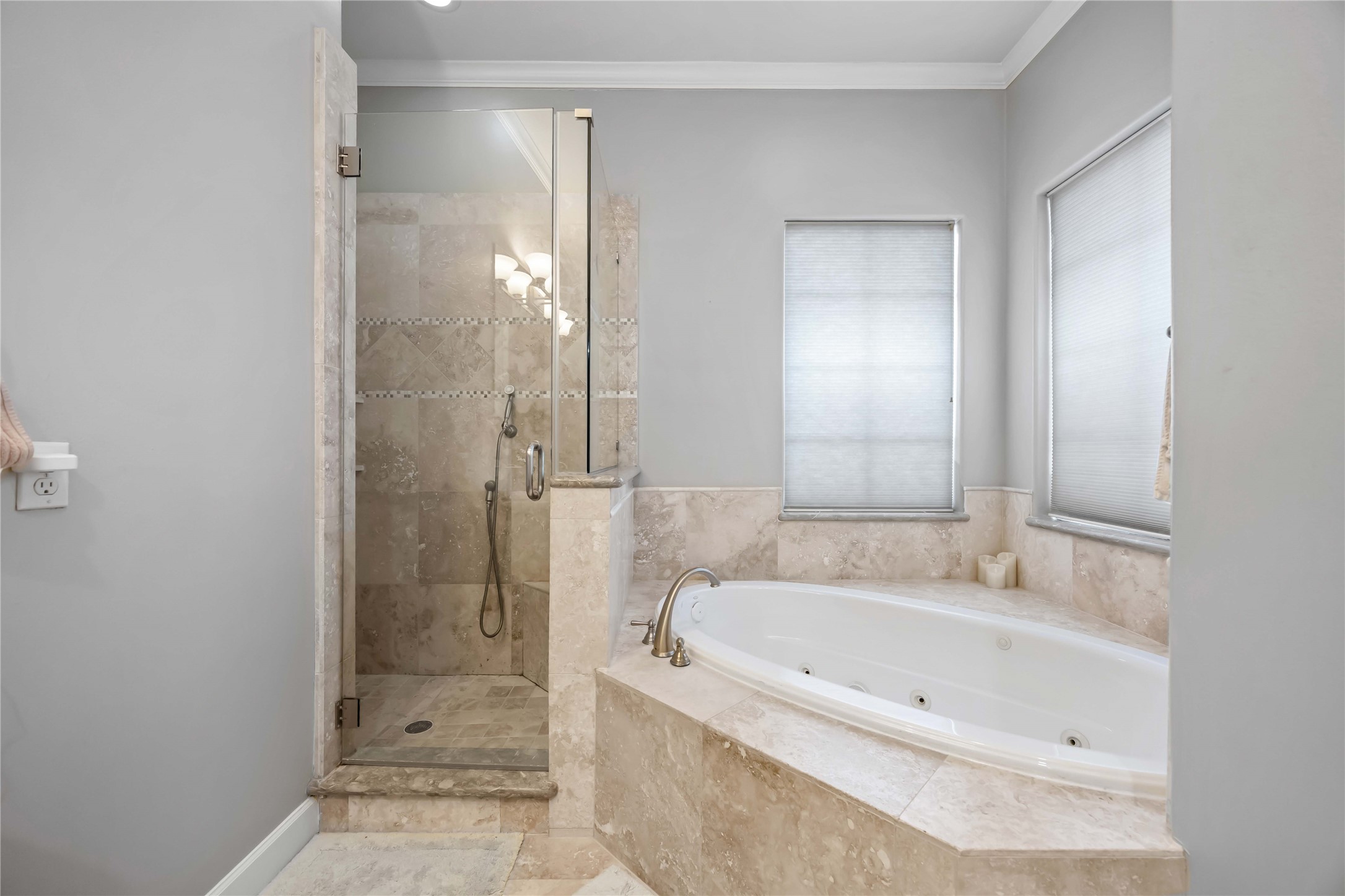 328 Bomar Street Houston, TX 77006 - Photo 18 of 25 Primary bath/shower