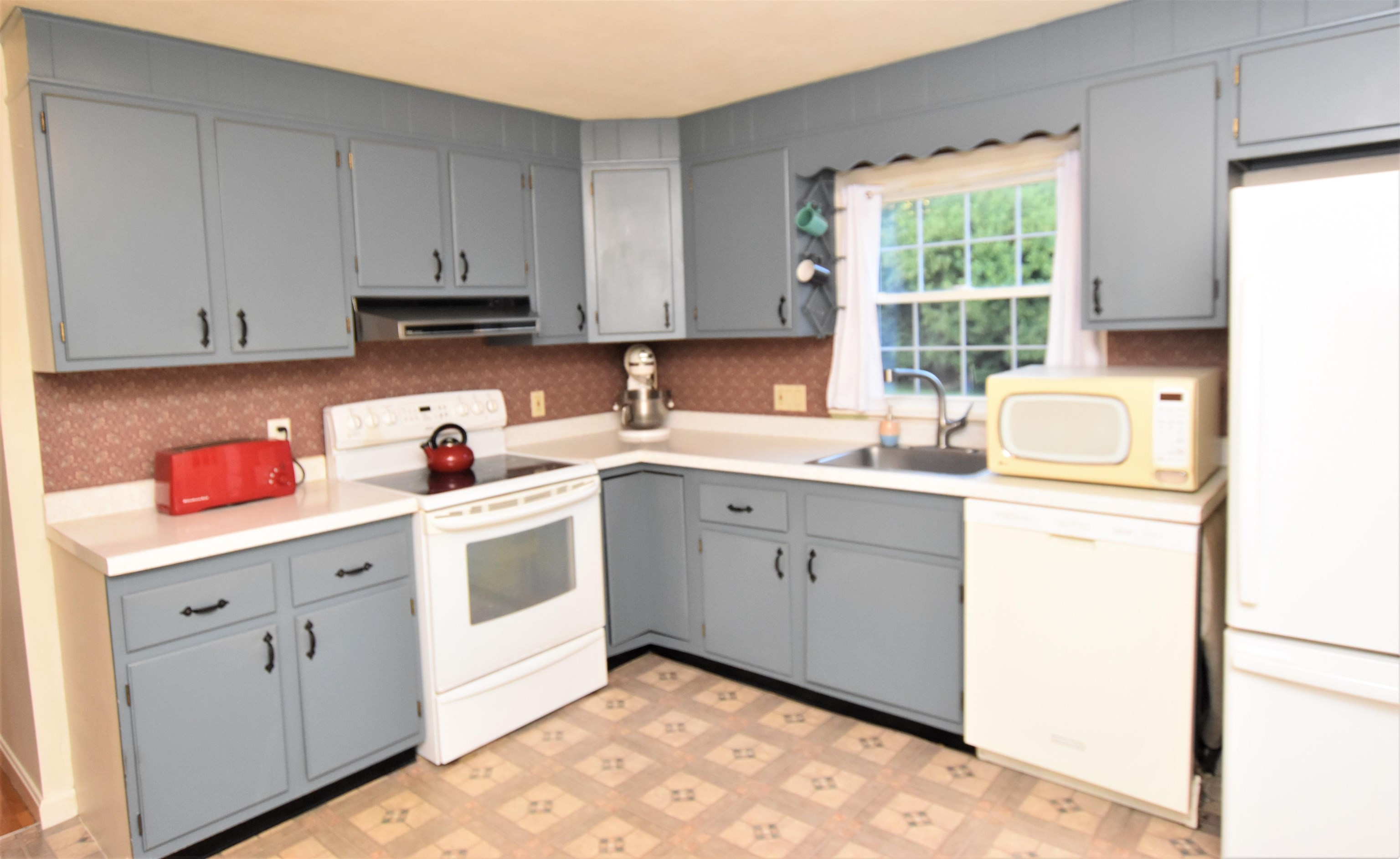 4 Robin Glen Road Stratham, NH 03885 - Photo 5 of 23