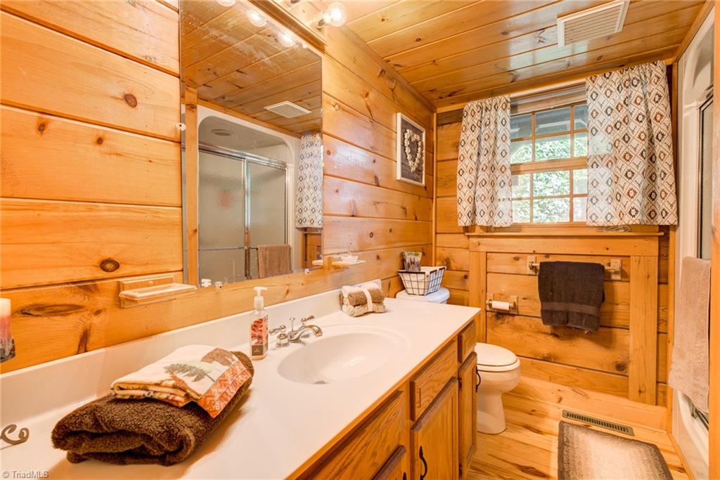 1260 Sink Farm Road Lexington, NC 27295 - Photo 21 of 29 Full downstairs bath