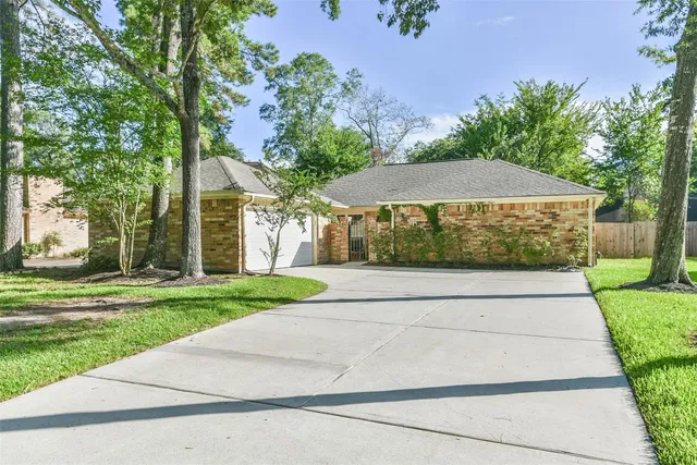 a view of a yard of front a house