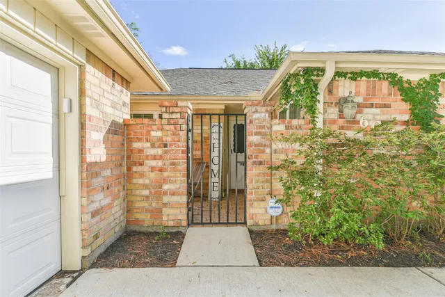 a view of a house with backyard and a garden