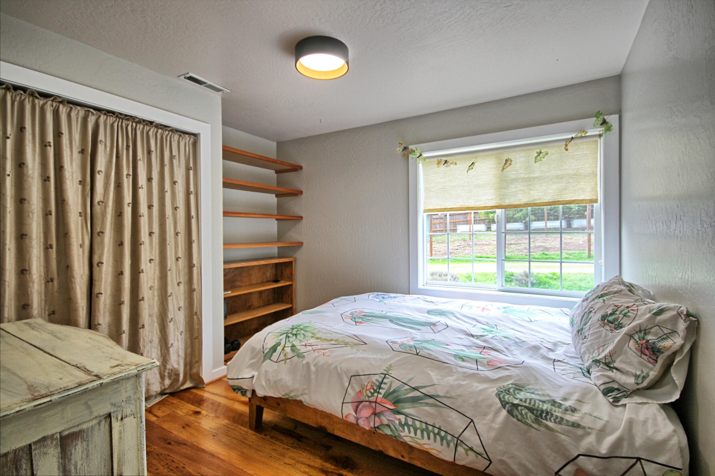 5355 Coleman Creek Road Medford, OR 97501 - Photo 29 of 76 2nd bedroom (1)