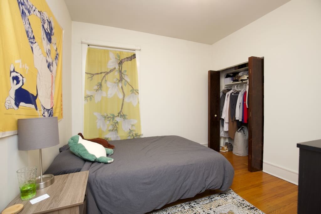 6717 North Sheridan Road, Unit 2S Chicago, IL 60626 - Photo 12 of 20 a bedroom with a bed and a lamp