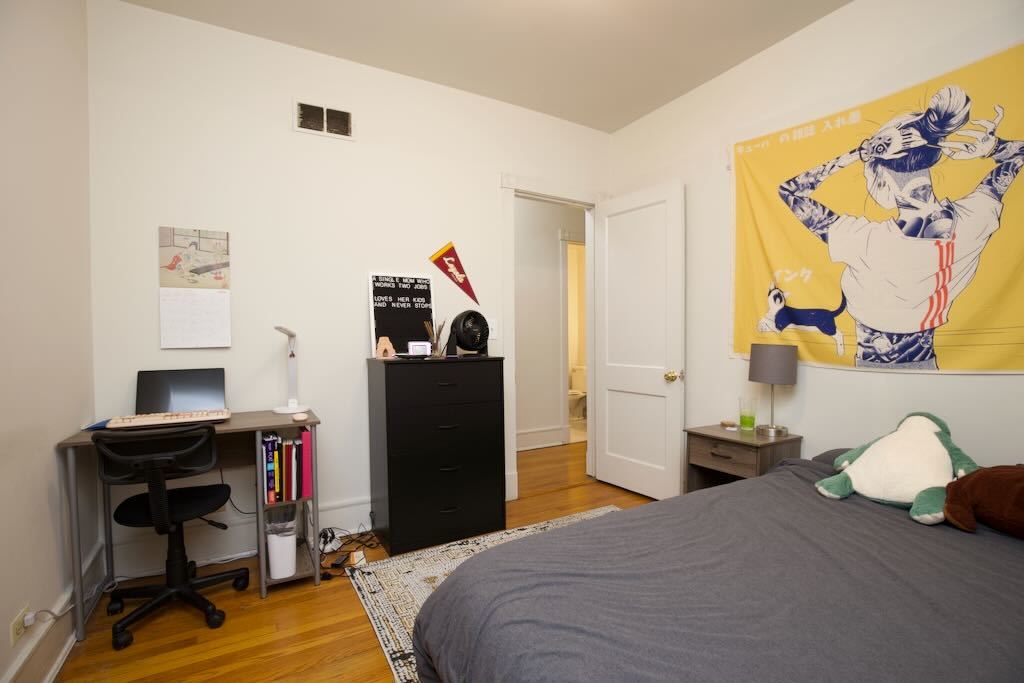 6717 North Sheridan Road, Unit 2S Chicago, IL 60626 - Photo 13 of 20 a bedroom with a bed and a workspace