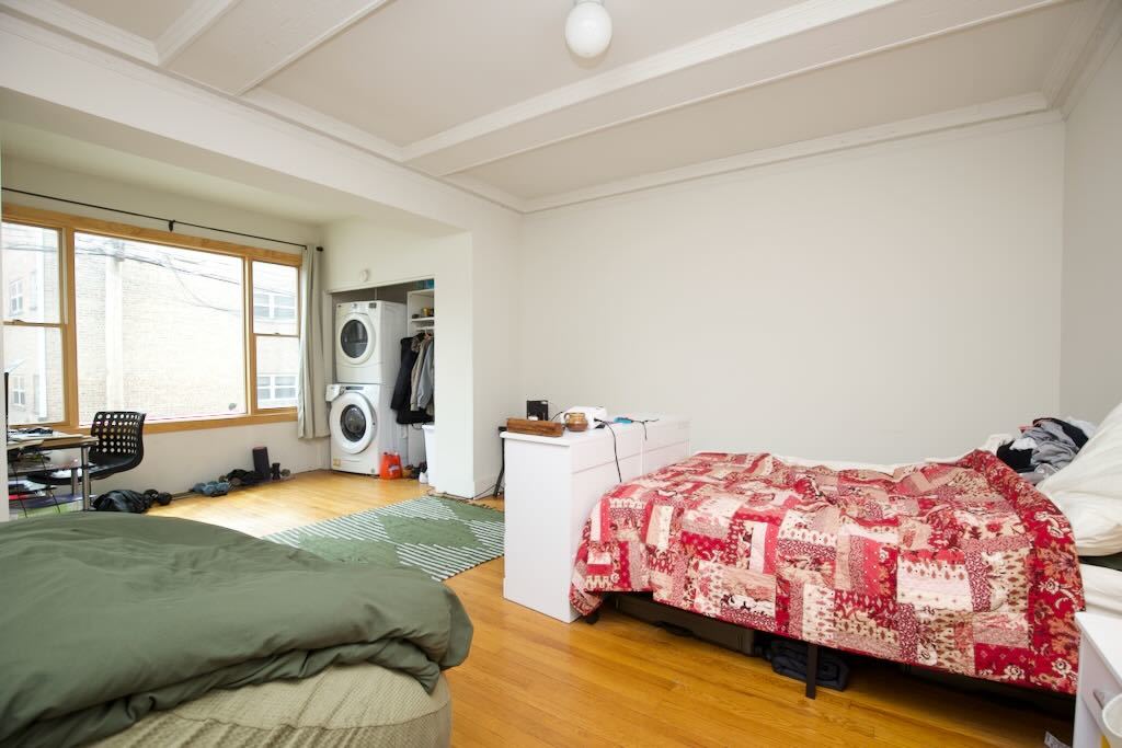 6717 North Sheridan Road, Unit 2S Chicago, IL 60626 - Photo 15 of 20 a bedroom with a bed and a couch