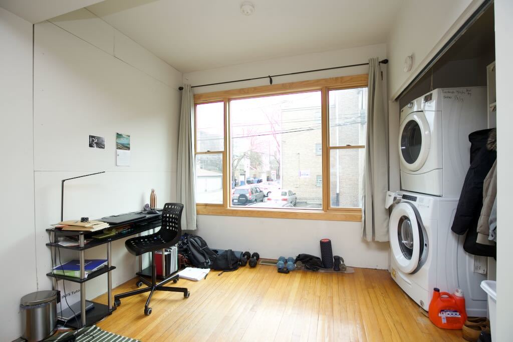 6717 North Sheridan Road, Unit 2S Chicago, IL 60626 - Photo 17 of 20 a room with a bed and a window