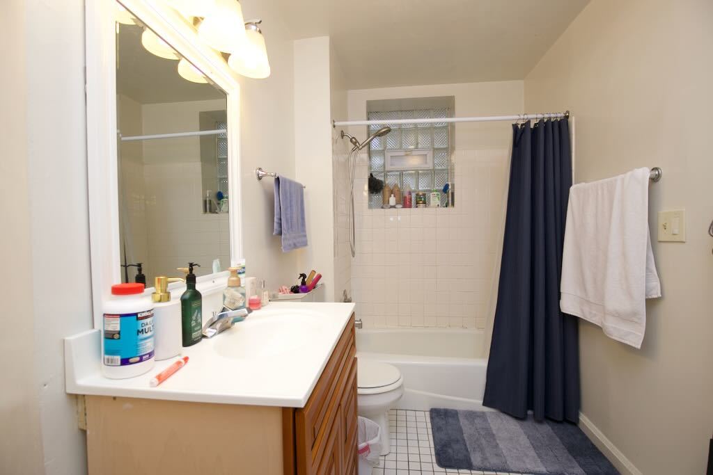 6717 North Sheridan Road, Unit 2S Chicago, IL 60626 - Photo 19 of 20 a bathroom with a sink toilet and tub