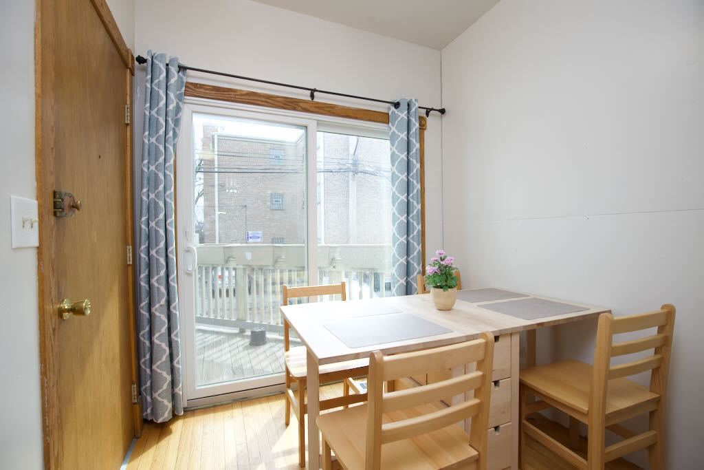 6717 North Sheridan Road, Unit 2S Chicago, IL 60626 - Photo 5 of 20 a dining room with a table and chairs