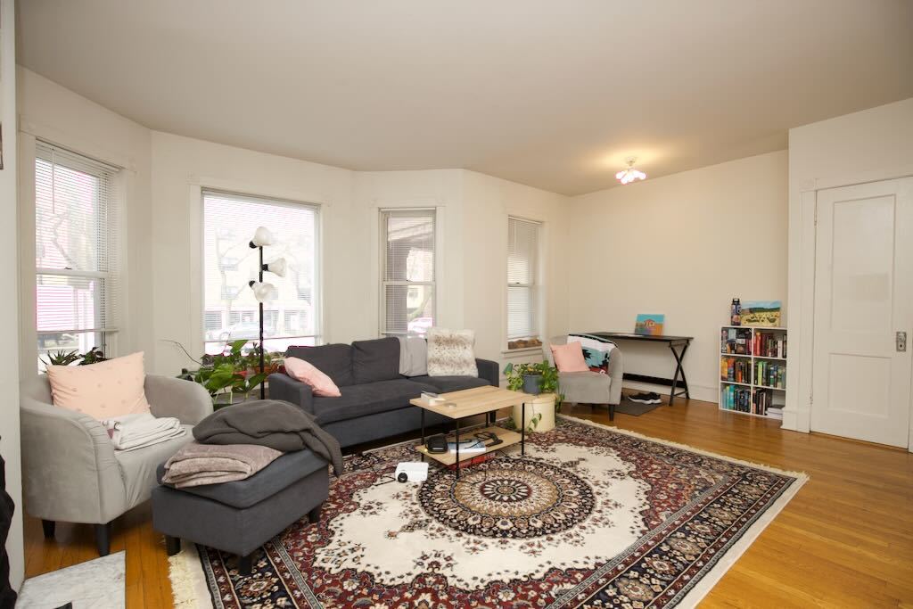 6717 North Sheridan Road, Unit 2S Chicago, IL 60626 - Photo 7 of 20 a living room with furniture and a rug