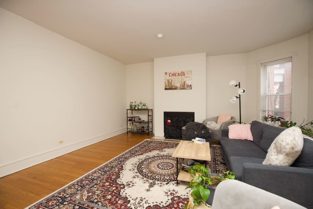 6717 North Sheridan Road, Unit 2S Chicago, IL 60626 - Photo 8 of 20 a living room with furniture and a rug