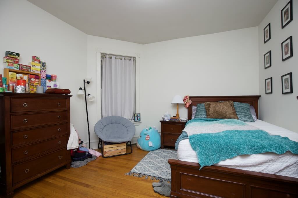 6717 North Sheridan Road, Unit 2S Chicago, IL 60626 - Photo 10 of 20 a bedroom with a bed and a dresser in it