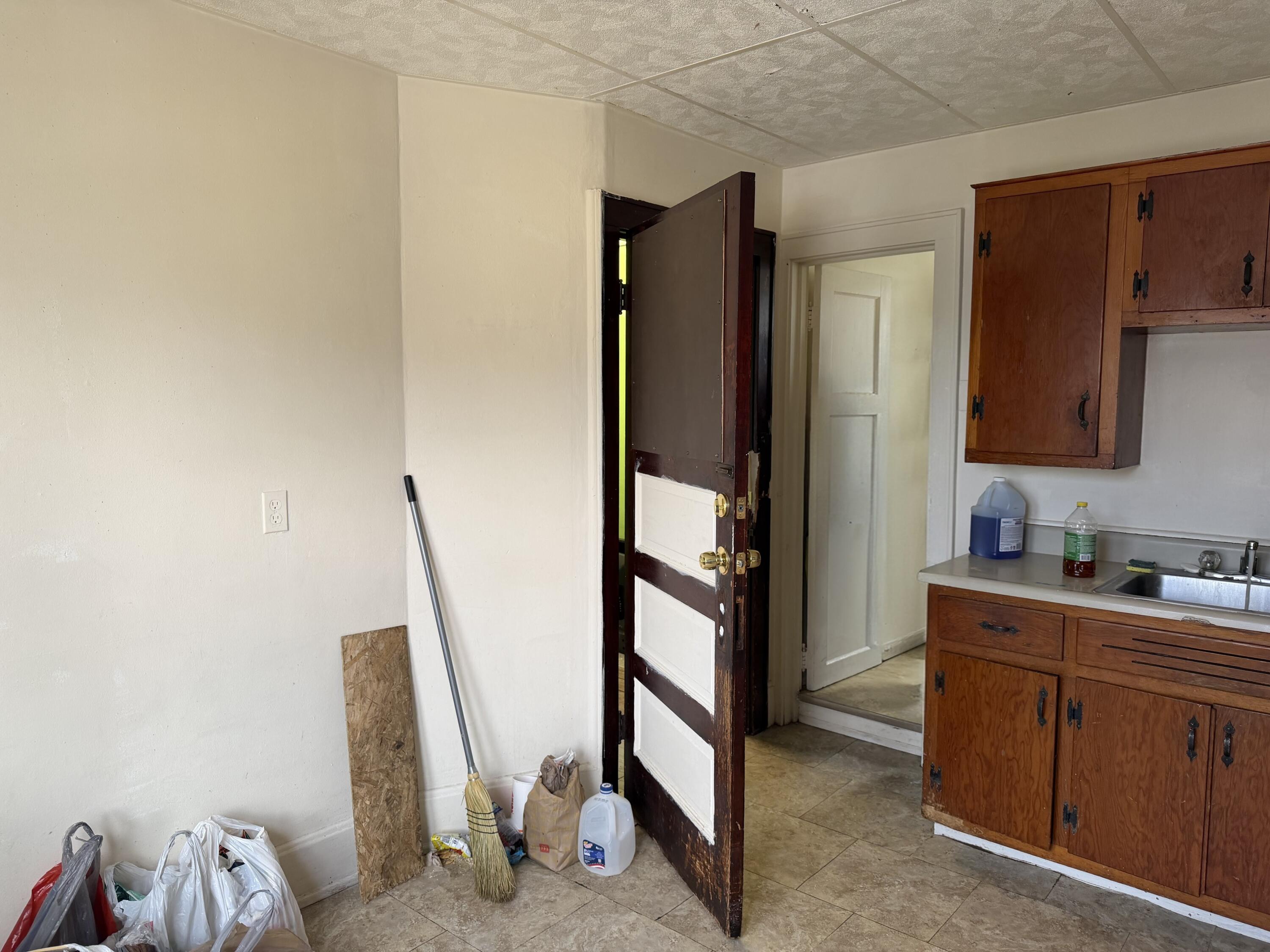 1541 South Union Street Milwaukee, WI 53204 - Photo 4 of 26 1541 S Union St