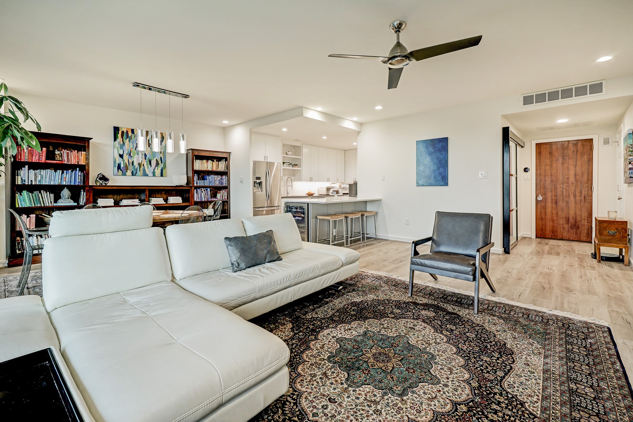 2200 Willowick Road, Unit 4E Houston, TX 77027 - Photo 3 of 17 a living room with furniture and kitchen view