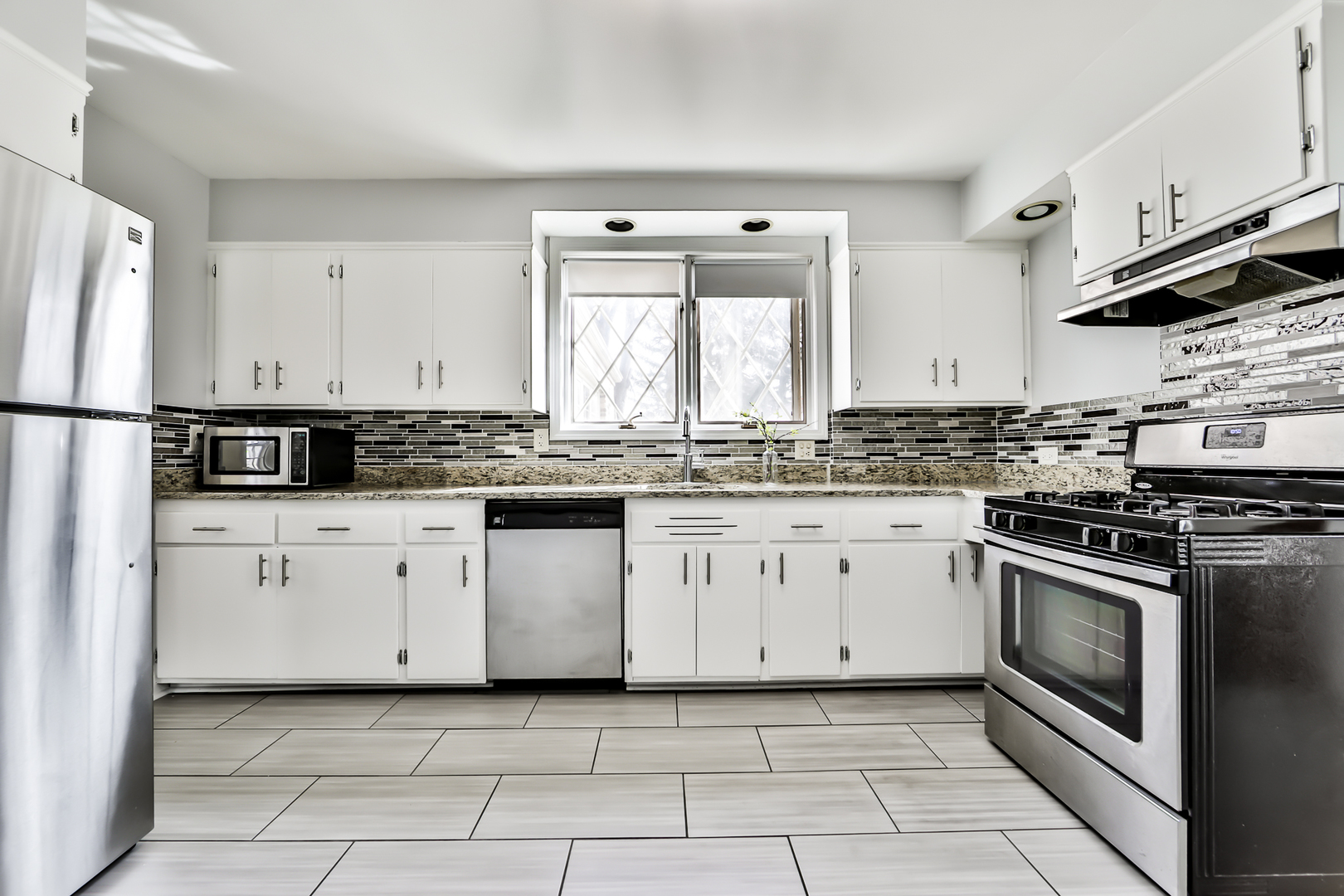 555 East Parkway Road Riverside, IL 60546 - Photo 12 of 38