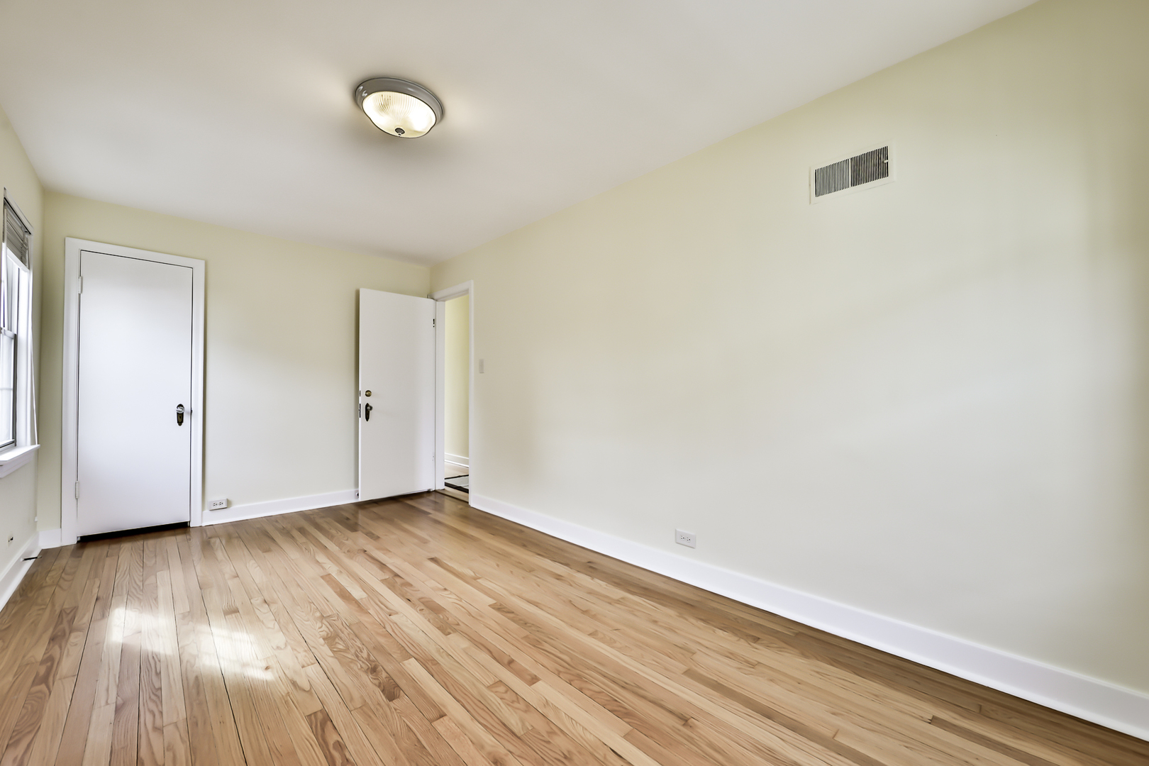 555 East Parkway Road Riverside, IL 60546 - Photo 22 of 38