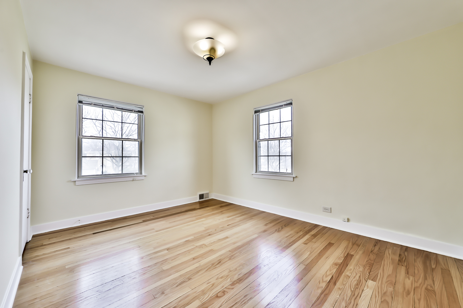 555 East Parkway Road Riverside, IL 60546 - Photo 23 of 38