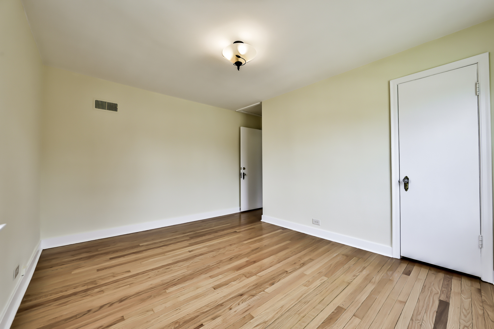 555 East Parkway Road Riverside, IL 60546 - Photo 24 of 38