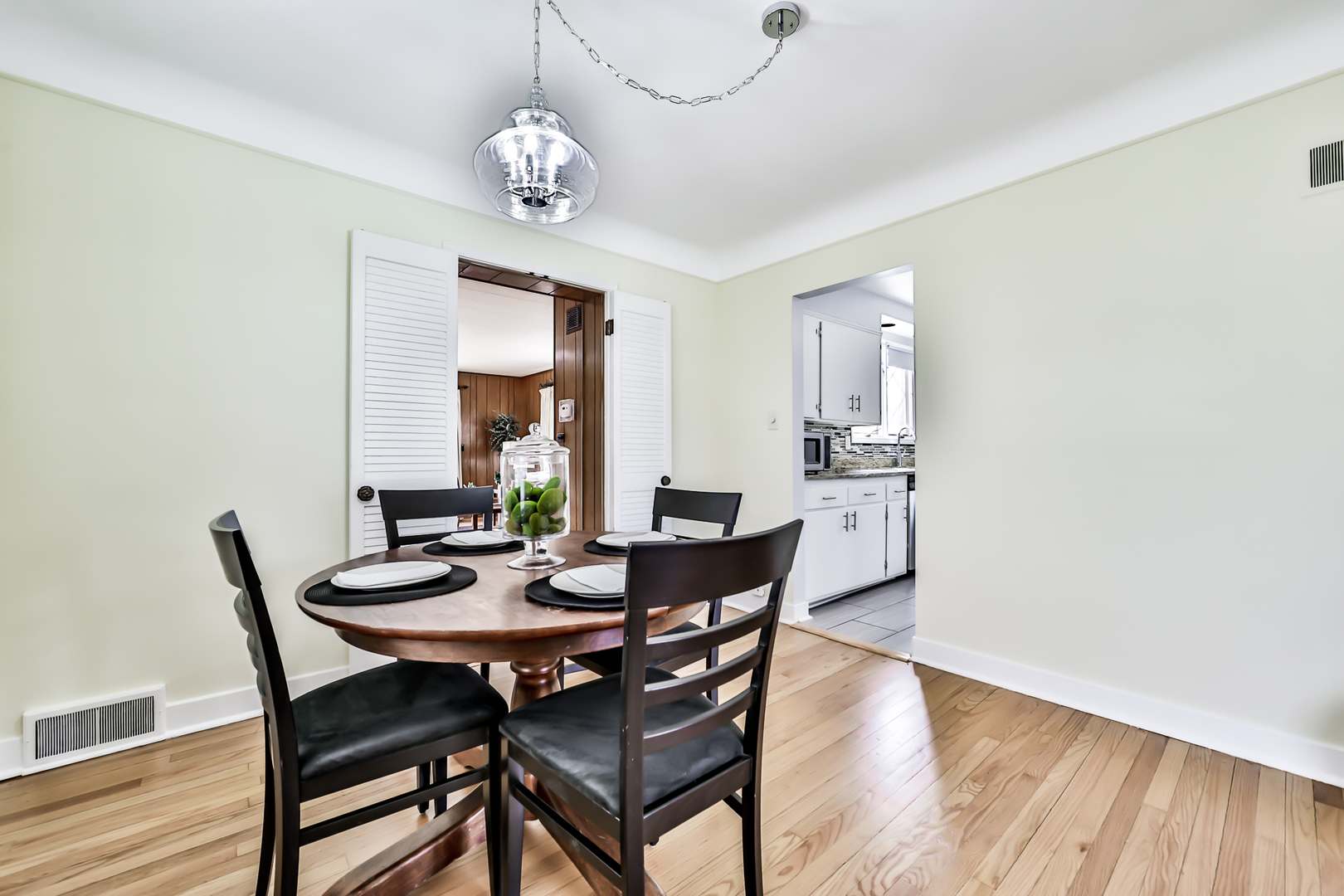 555 East Parkway Road Riverside, IL 60546 - Photo 8 of 38