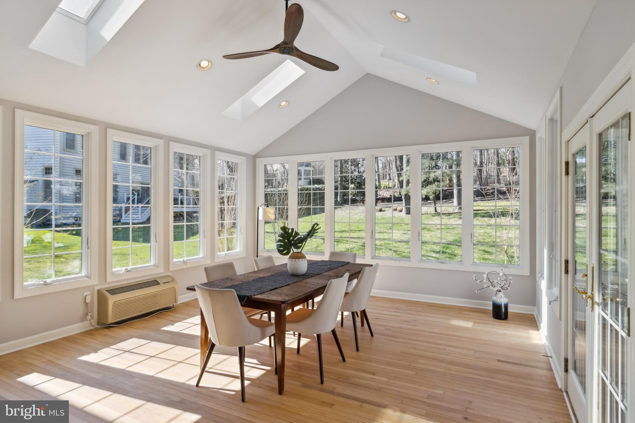 3409 Monarch Drive Edgewater, MD 21037 - Photo 16 of 55 Sunroom/Breakfast room with vaulted ceilings