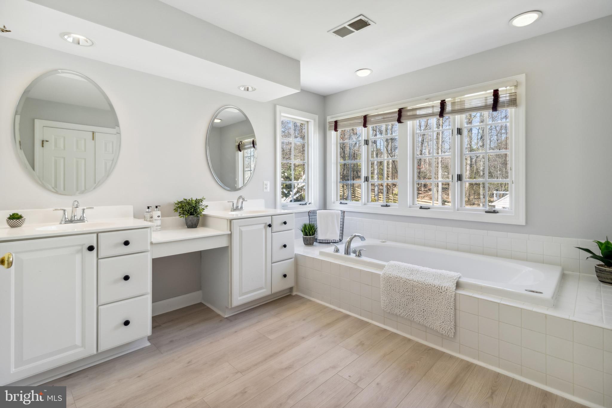 3409 Monarch Drive Edgewater, MD 21037 - Photo 28 of 55 Soaking tub and seperate shower in en suite