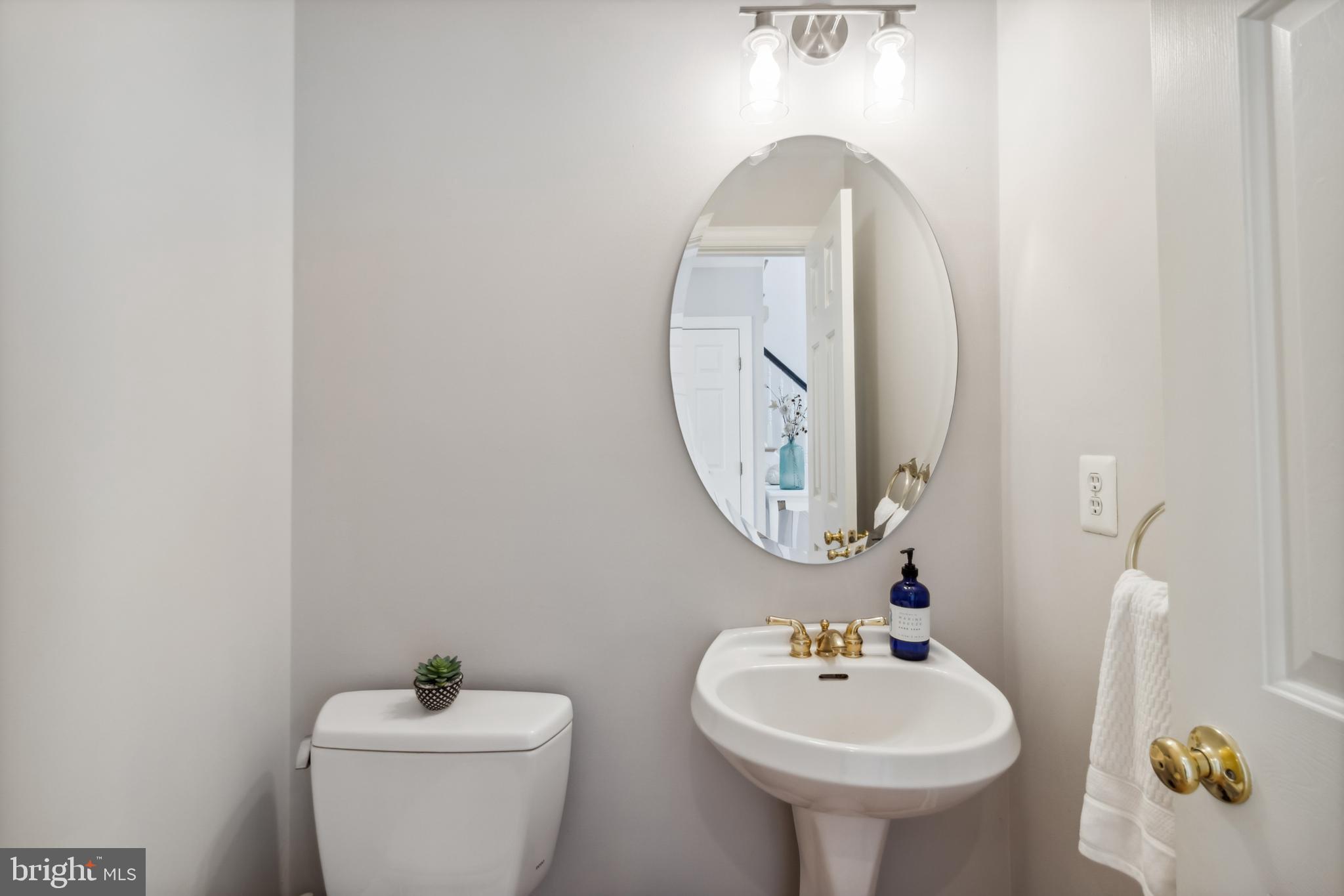 3409 Monarch Drive Edgewater, MD 21037 - Photo 7 of 55 Main level powder room