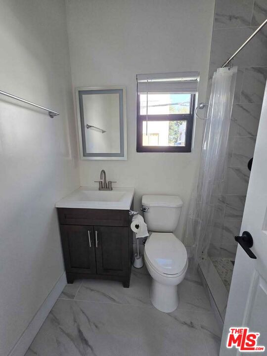 14121 Califa Street Sherman Oaks, CA 91401 - Photo 15 of 33 a bathroom with a toilet sink and mirror