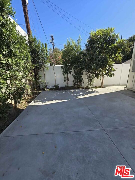 14121 Califa Street Sherman Oaks, CA 91401 - Photo 2 of 33 a view of outdoor space and yard