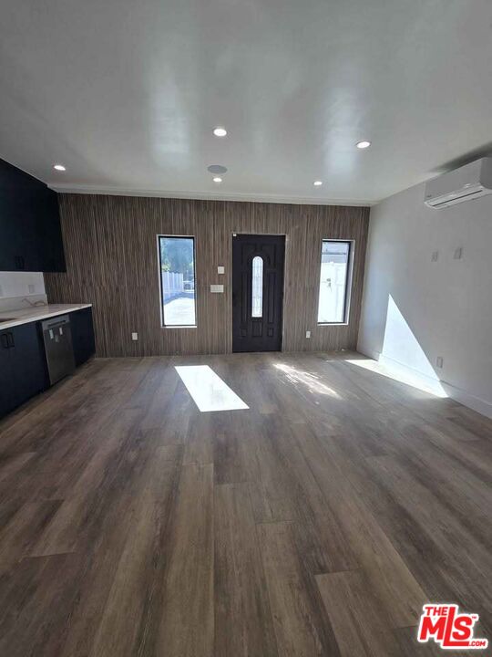 14121 Califa Street Sherman Oaks, CA 91401 - Photo 29 of 33 a empty room with wooden floor and window