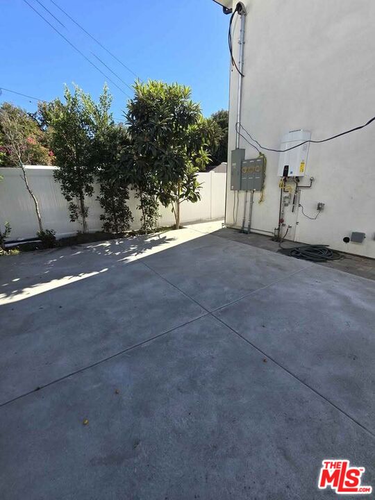 14121 Califa Street Sherman Oaks, CA 91401 - Photo 5 of 33 a backyard of a house with lots of green space