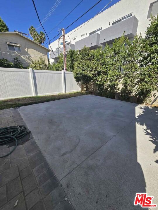 14121 Califa Street Sherman Oaks, CA 91401 - Photo 6 of 33 a view of a backyard of the house