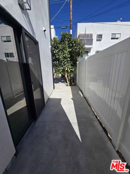 14121 Califa Street Sherman Oaks, CA 91401 - Photo 7 of 33