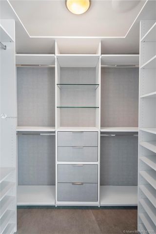 a view of livingroom with furniture