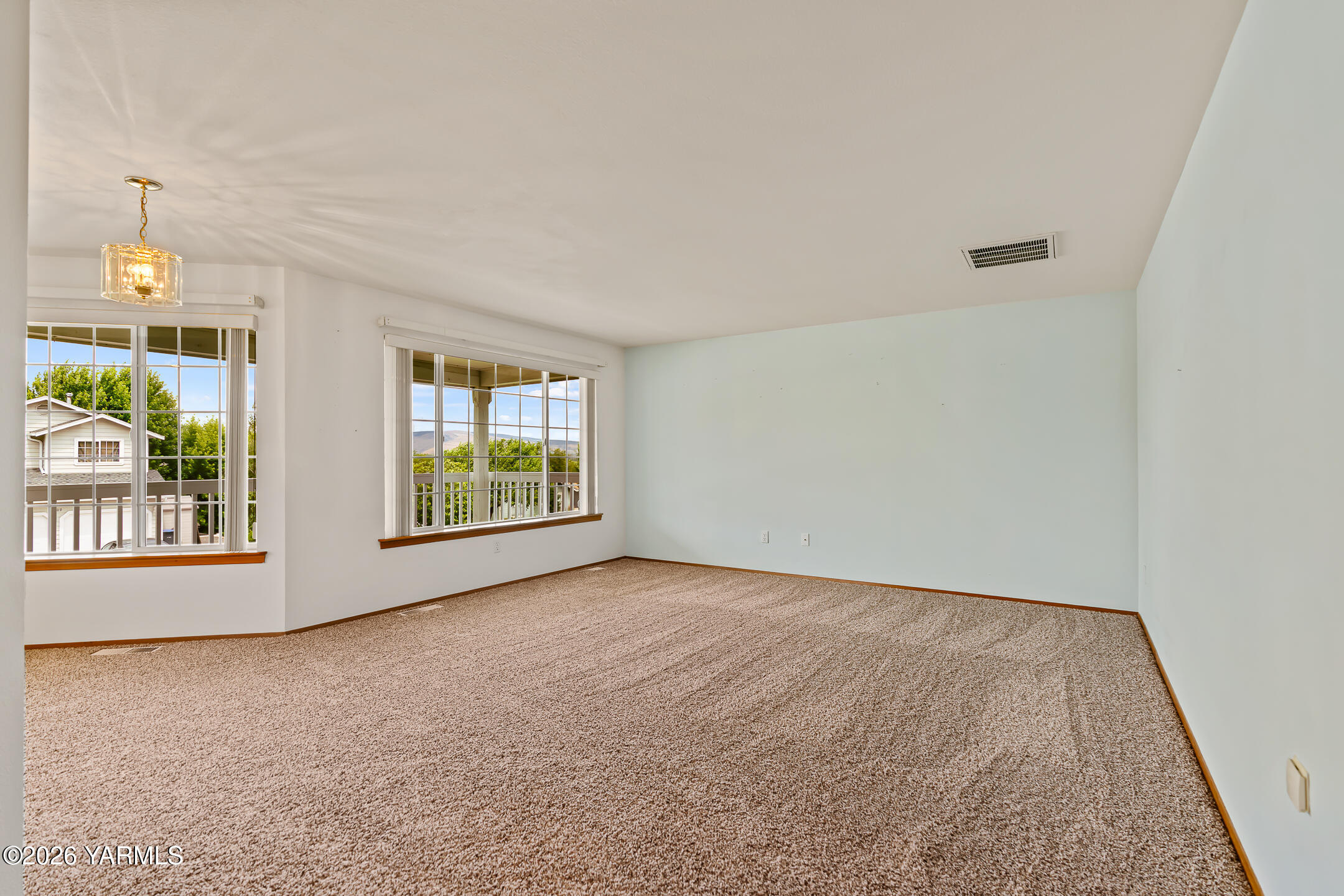 801 South 4th St Loop Selah, WA 98942 - Photo 5 of 33 004Living room space