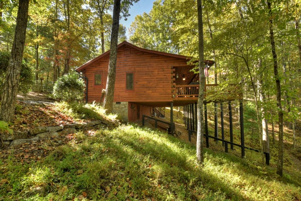 9 Joanna Court Blue Ridge, GA 30513 - Photo 31 of 34 a backyard of a house with lawn chairs under an umbrella