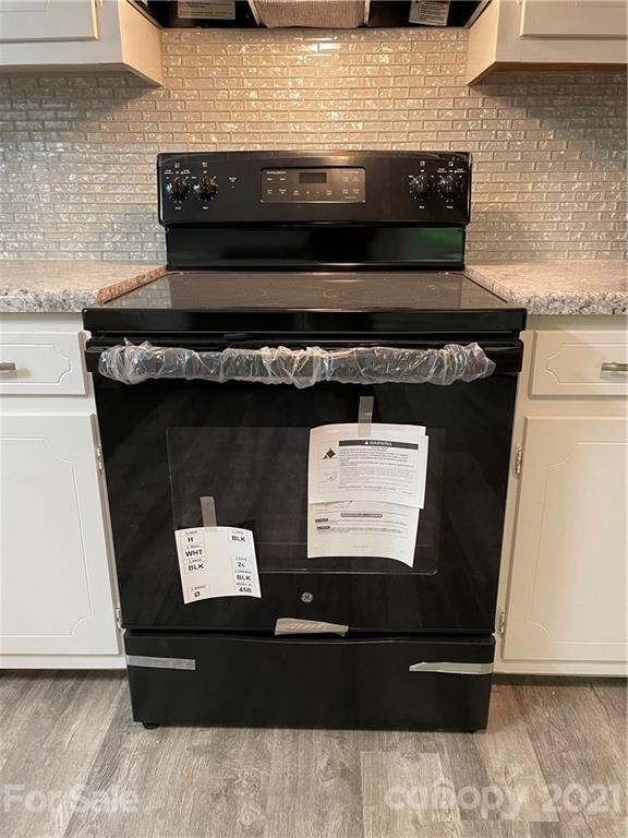 327 Ashbrook Road Salisbury, NC 28147 - Photo 6 of 27 a stove top oven sitting inside of a kitchen