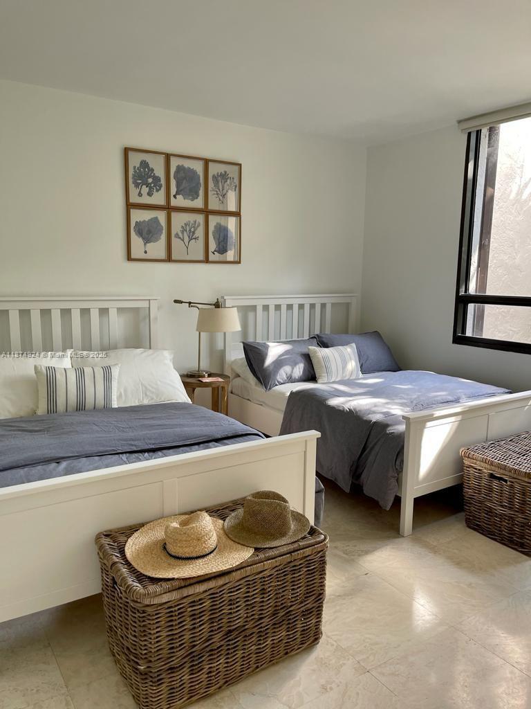 101 Crandon Boulevard, Unit 381 Key Biscayne, FL 33149 - Photo 9 of 16 a living room with furniture and a couch