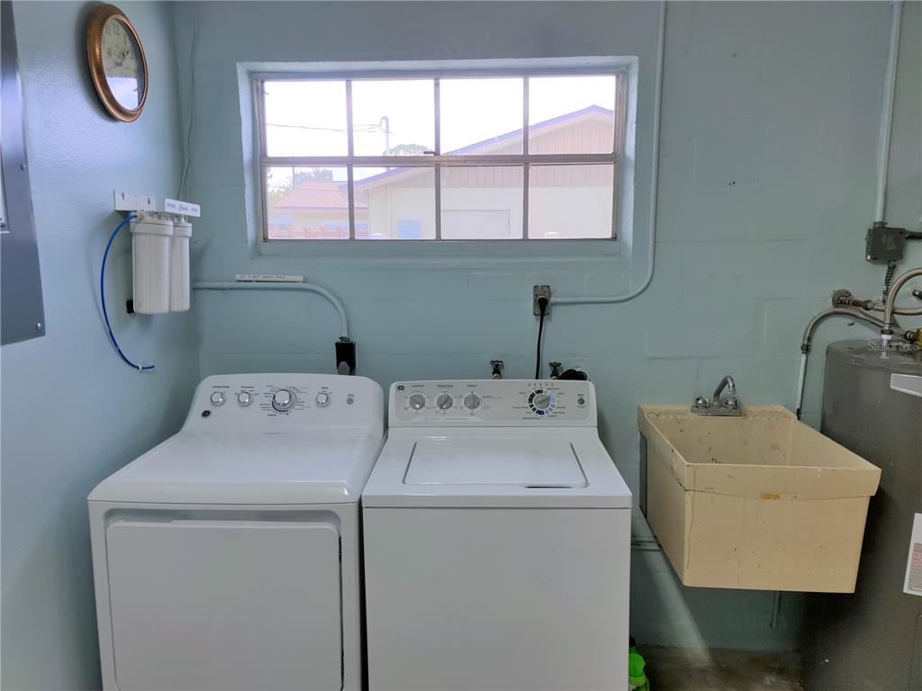 979 Nantucket Road Venice, FL 34293 - Photo 31 of 34 a utility room with dryer and washer